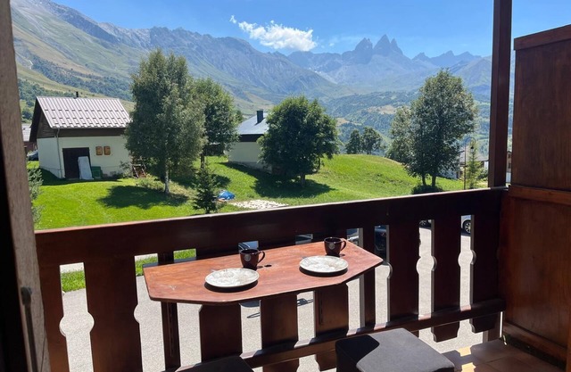 Cosy studio with superb view of the Aiguilles d'Arves at the foot of the slopes
