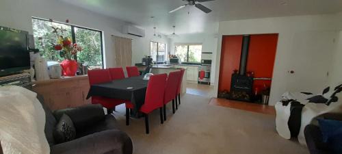 Cosy Unit 3 bdrms Two dogs live onsite with me