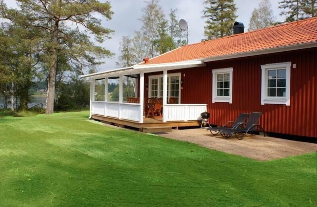 Cosy wooden house Udden with own boat