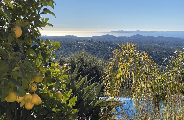 Côte d'Azur: all-comfort villa with a stunning sea view and heated pool