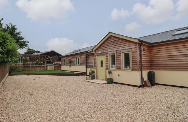 COTSWOLD VIEW, family friendly in Shipton Under Wychwood