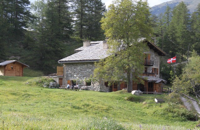 Cottage 6 pl at Chalet de La Tourna, 1670m at the start of the hikes