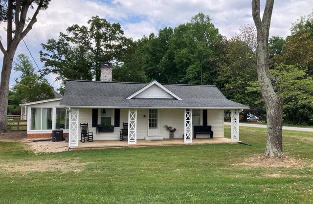 Cottage at Lake Jeanette - 2 min from Greensboro Science Center