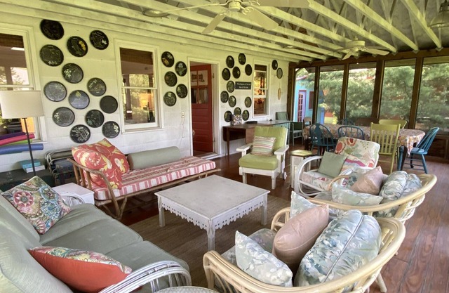 Cottage & bunkhouse w/magical screened-in porch near Lake MI beaches, sleeps 12