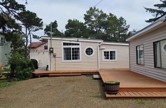 COTTAGE BY THE BEACH:3 bedrooms, air conditioning, washer/dryer. Dog friendly!
