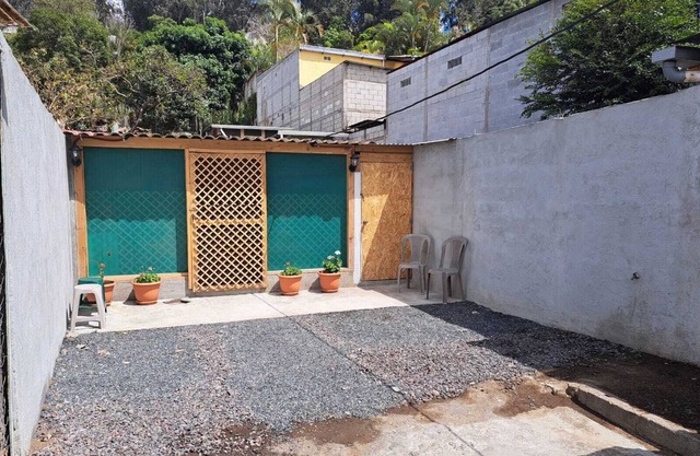 COTTAGE CALLE REAL 5 minutes from downtown!