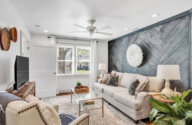 ~Cottage Chic~ Monthly Rental 2min to DT Easley!