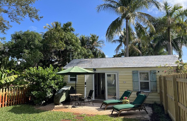 COTTAGE CLOSE TO BEACH AND BRYANT PARK