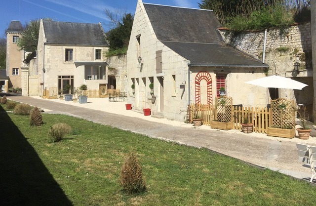 Cottage du Chateau swimming pool, garden, at Domaine Plessis Gallu in Azay Le rideau