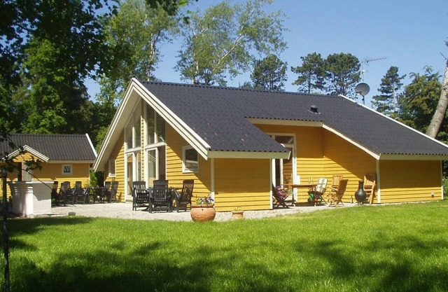 Cottage for 12 people in 6 rooms, all appliances and sauna. Enclosed garden