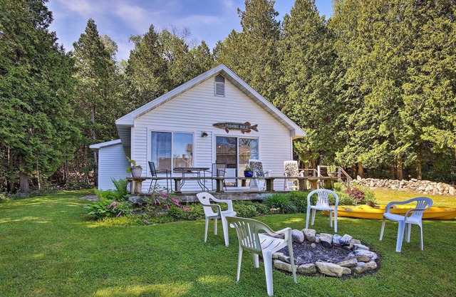 Cottage in Roweleys Bay w/Deck & Fall Colors!