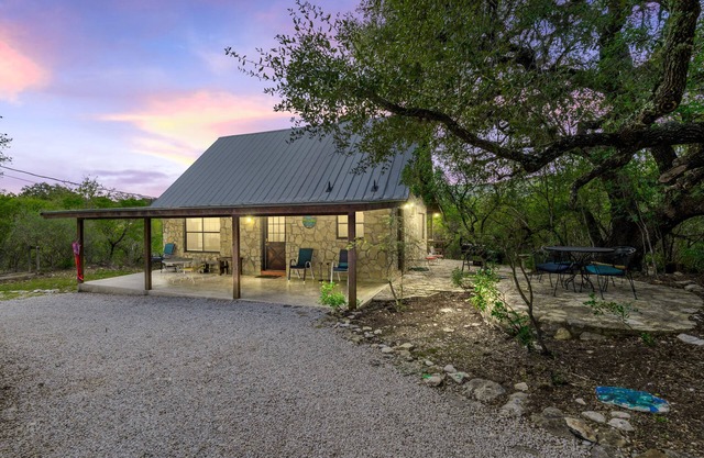 Cottage in the heart of Concan surrounded by nature & less than 5-minute drive to THE Frio River