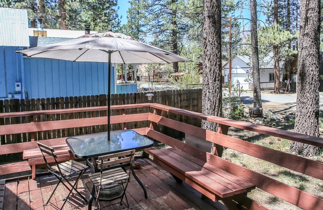 Cottage in the Pines - Close to Ski Slopes, Fireplace, Deck, Barbecue