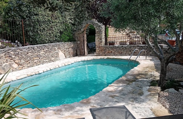 Cottage in village property in the Luberon