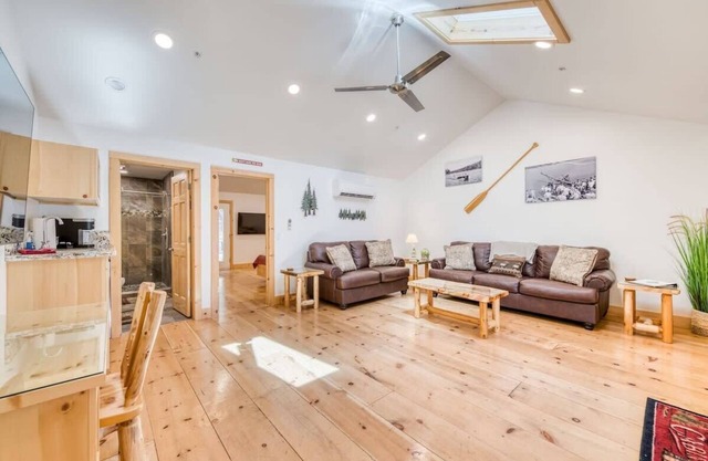 Cottage Like Suite w/Private Hot Tub