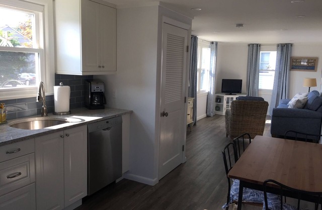 Cottage - Minutes to Beaches, Cliff Walk, and Downtown Newport!