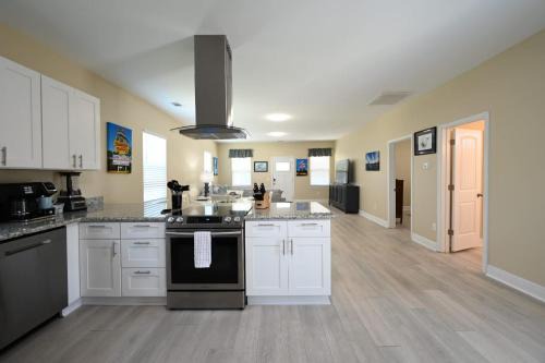 Cottage on 10th Cozy Retreat Near Downtown & Beach