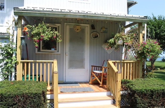 Cottage on Lake Ontario with extra charm and character!