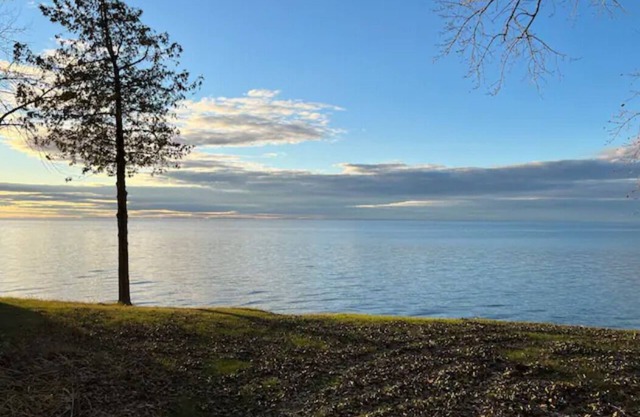 Cottage on the Bay - Stunning Sunsets!