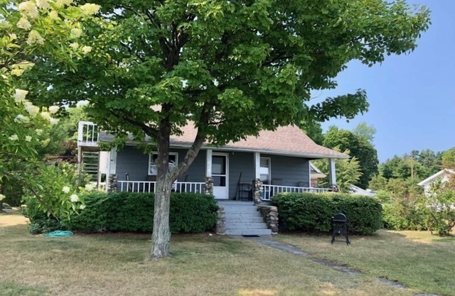 Cottage on the beach in Northport. Sunrise views. Pet considered.