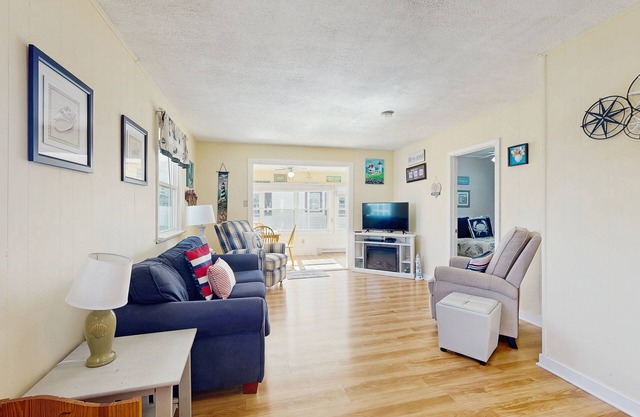 Cottage with deck & sunroom - steps to Long Sands Beach
