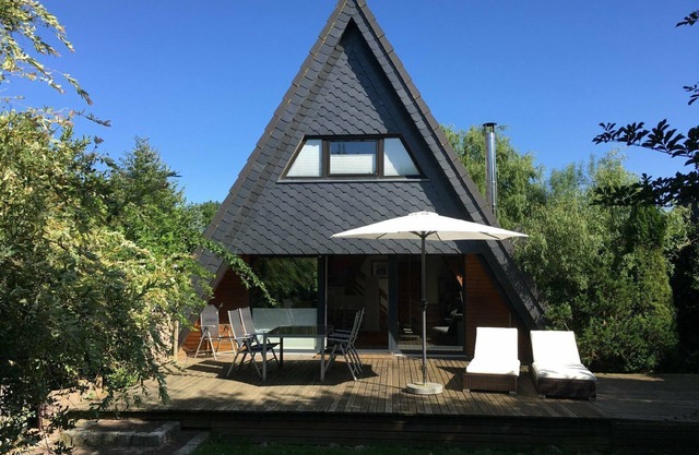 Cottage with fireplace, near the beach, dogs welcome, kitchen is new, fenced