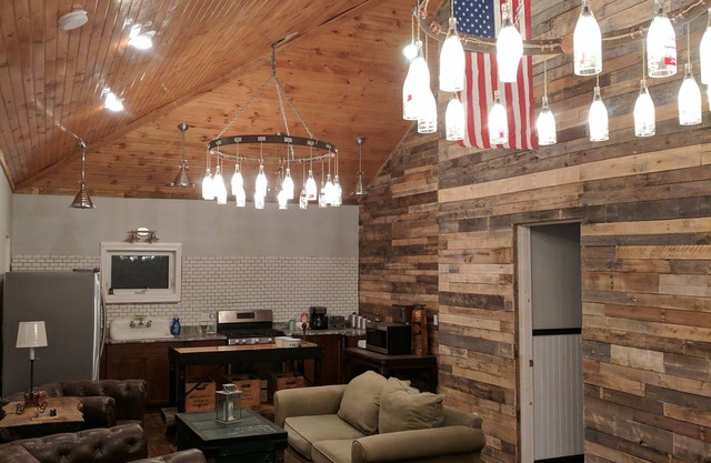 Cottage with large entertainment area, deck and privacy. Close to Head Beach