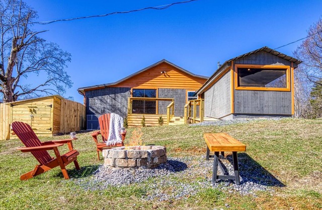 Country Cabin Fence Area for Dogs Hot Tub Games
