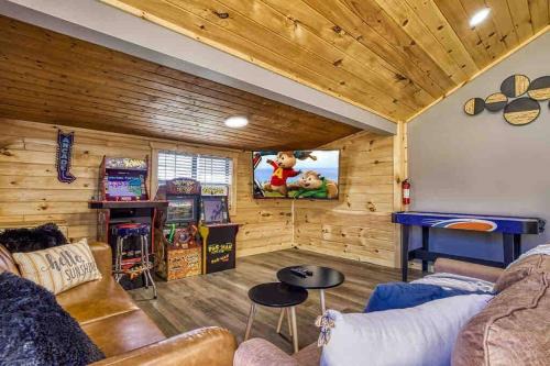 Country Cabin, Fenced area for pets, Hot Tub, Arcade!