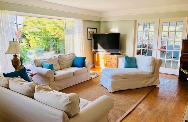 Country Charm with flowers, beaches and mountains near Butchart Gardens