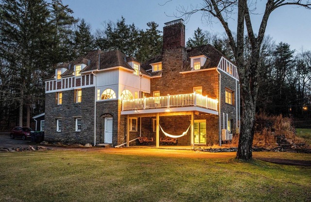 Country Charm with Modern Comfort in Saugertiesn