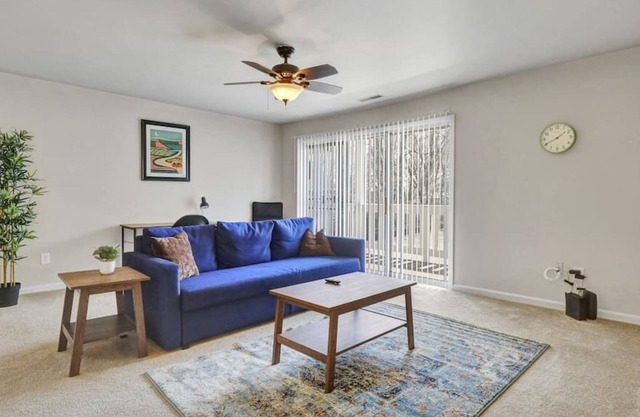 Country Club C6 · 2 bdrm Apt w/ free parking in heart of Kalamazoo