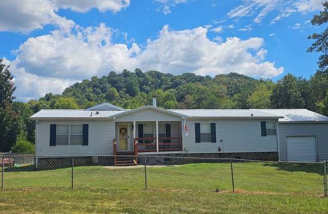 Country farm home get-away! Family and pet friendly. 3 bed 2 bath. Sleeps 8