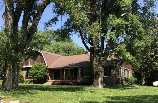 Country Farmhouse close to Nashville