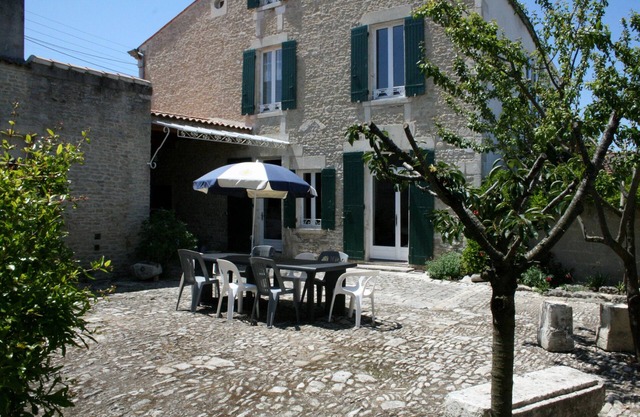 Country house, heating, parking, garden, fully enclosed, shops nearby