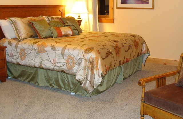 Country Garden King Suite at Heartstone Lodge
