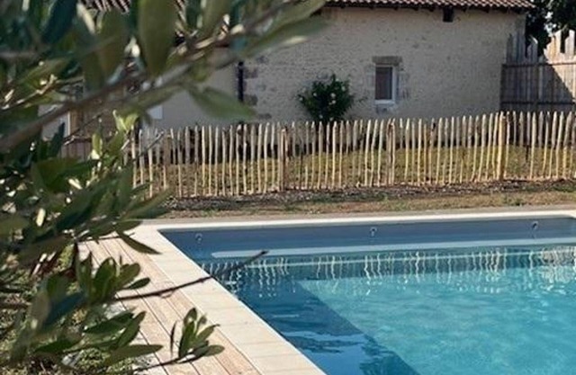 Country house for 8 with shared pool in Brantôme