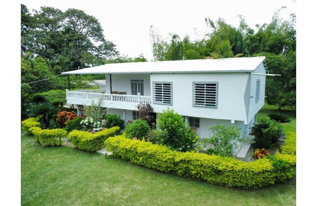 Country house with pool and jacuzzi, near Ginebra Valle del Cauca.