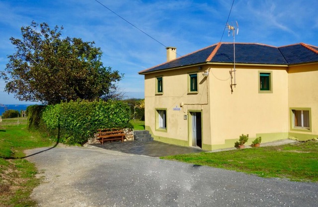 Country house with large garden, ocean views and a 5 minute walk to the beach!