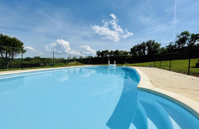 Country house with swimming pool in Perigord