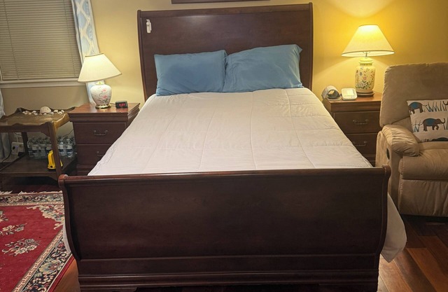 Country living with everything nearby. Old Town Suwanee. Pet friendly. Fenced.