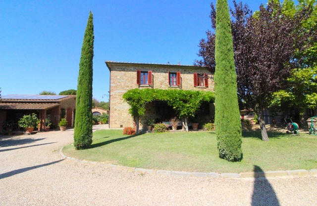 Country villa with private pool, situated between Castiglion Fiorentino and Foiano. Perfect for rela