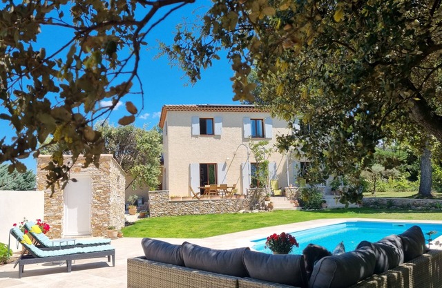 Countryhouse with swimminpool in big, sunny gdn. for 6-9 pers near Aix en Pce