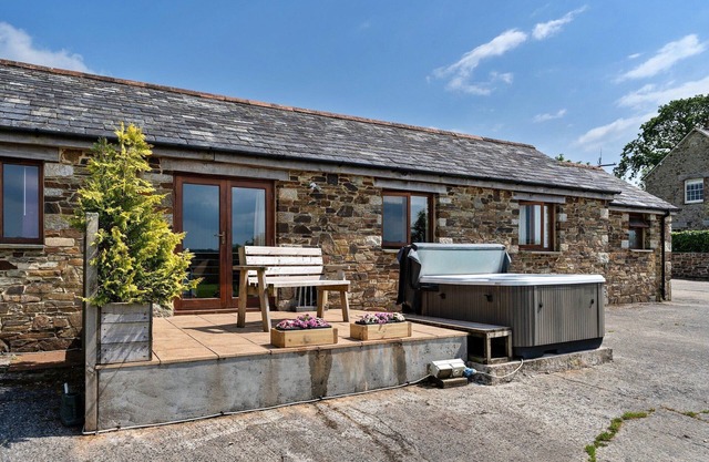 Countryside cottage with private hot tub, No Deposit