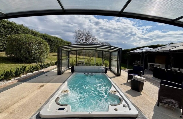 Countryside villa with swimming spa
