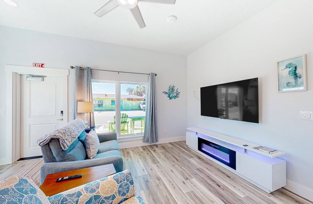 Couple's Getaway, 1st- floor suite w/ocean views, beautiful sunrises, patio, AC