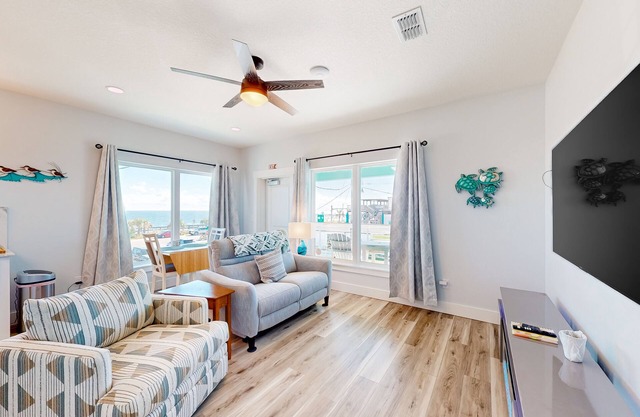 Couple's Getaway, 2nd floor ocean view suite w/beautiful sunrises, patio, AC