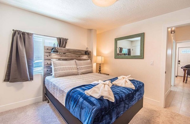 Couple's Getaway Studio APT | Mins to DT