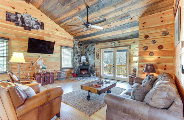 Couple's Retreat: Mtn-View Cabin in Blue Ridge!