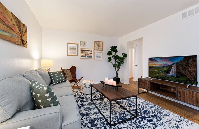 Couple’s Getaway | Dog Friendly, Bike to Old Town!